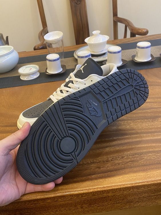 AJ 1 Low ‘Jade Smoke’ DC0774-001 AJ 1 Low ‘Jade Smoke’ DC0774-001