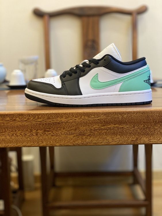 AJ 1 Low ‘Green Glow’ 553558-131 AJ 1 Low ‘Green Glow’ 553558-131