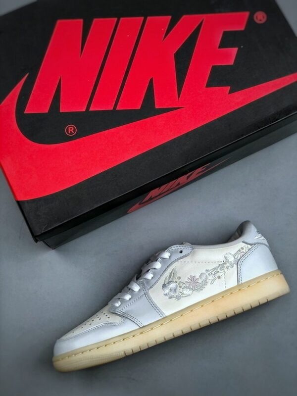AJ 1 Low OG ‘Floral Swoosh’ IF4391-100 AJ 1 Low OG ‘Floral Swoosh’ IF4391-100