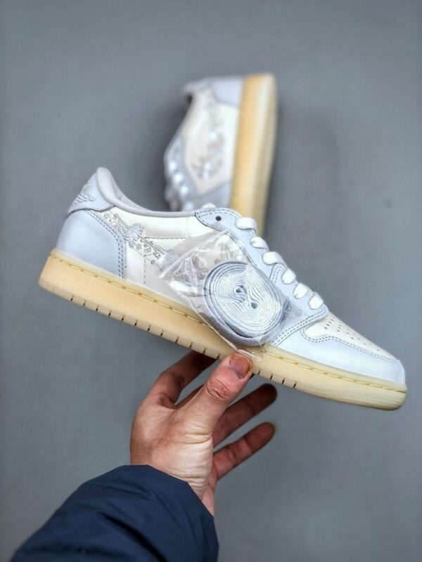 AJ 1 Low OG ‘Floral Swoosh’ IF4391-100 AJ 1 Low OG ‘Floral Swoosh’ IF4391-100