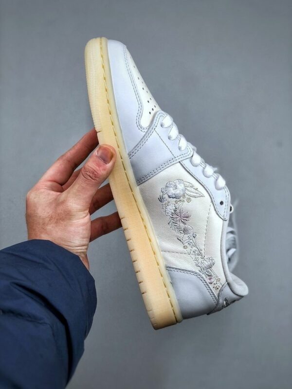 AJ 1 Low OG ‘Floral Swoosh’ IF4391-100 AJ 1 Low OG ‘Floral Swoosh’ IF4391-100