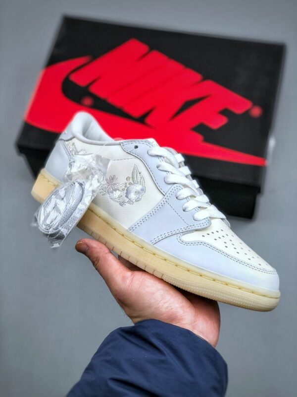 AJ 1 Low OG ‘Floral Swoosh’ IF4391-100 AJ 1 Low OG ‘Floral Swoosh’ IF4391-100