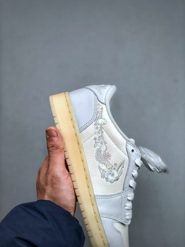AJ 1 Low OG ‘Floral Swoosh’ IF4391-100 AJ 1 Low OG ‘Floral Swoosh’ IF4391-100