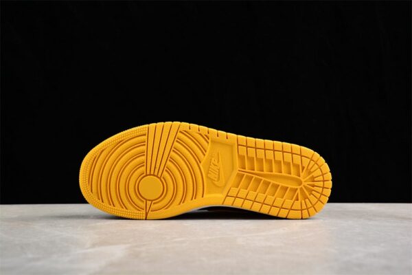 AJ 1 Low ‘Yellow Ochre’ 553558-072 AJ 1 Low ‘Yellow Ochre’ 553558-072