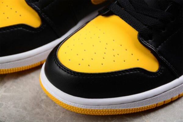 AJ 1 Low ‘Yellow Ochre’ 553558-072 AJ 1 Low ‘Yellow Ochre’ 553558-072