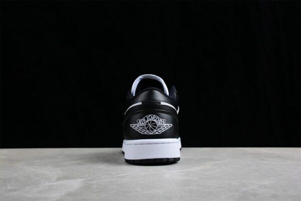 AJ 1 Low ‘Panda’ DC0774-101 AJ 1 Low ‘Panda’ DC0774-101
