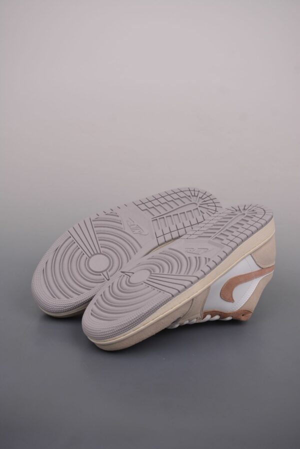 AJ 1 Low SE ‘Legend Light Brown’ HF1567-200