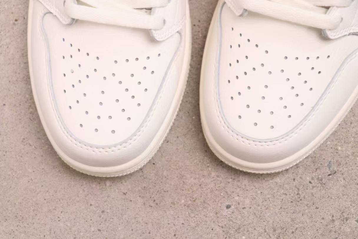 AJ 1 Low OG “Sail” HQ6998-100 AJ 1 Low OG “Sail” HQ6998-100