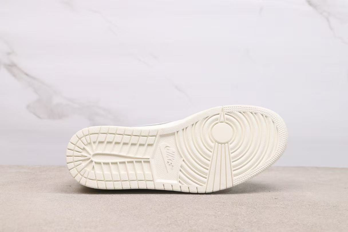 AJ 1 Low OG “Sail” HQ6998-100 AJ 1 Low OG “Sail” HQ6998-100