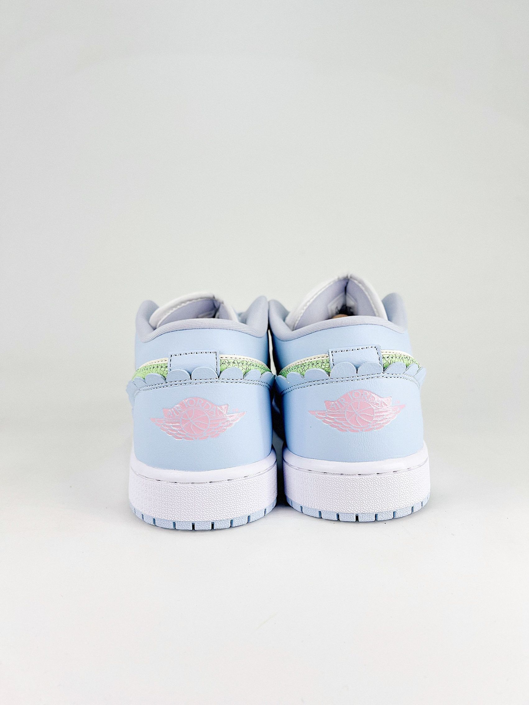 AJ 1 Low SE ‘Half Blue Sail’ IB7113-403 AJ 1 Low SE ‘Half Blue Sail’ IB7113-403