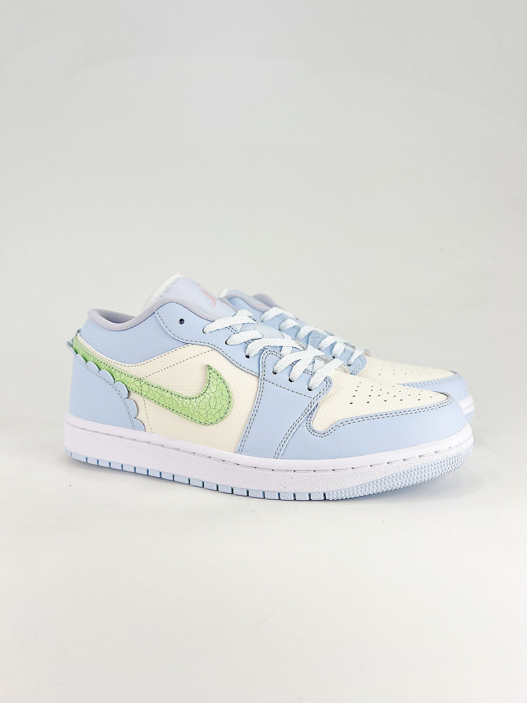 AJ 1 Low SE ‘Half Blue Sail’ IB7113-403 AJ 1 Low SE ‘Half Blue Sail’ IB7113-403