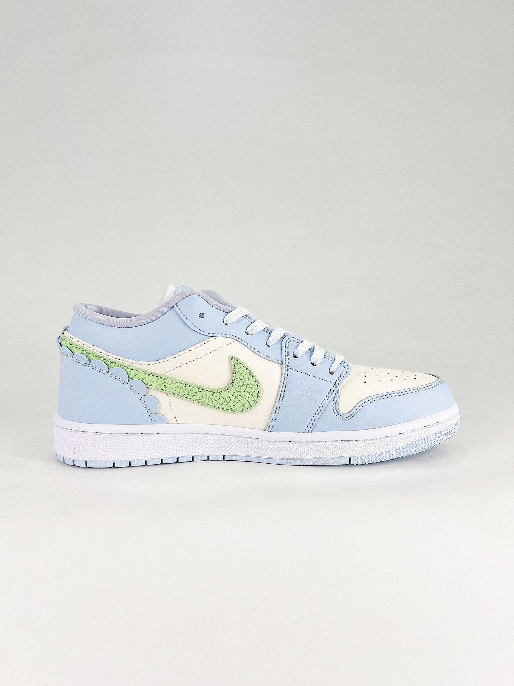 AJ 1 Low SE ‘Half Blue Sail’ IB7113-403 AJ 1 Low SE ‘Half Blue Sail’ IB7113-403