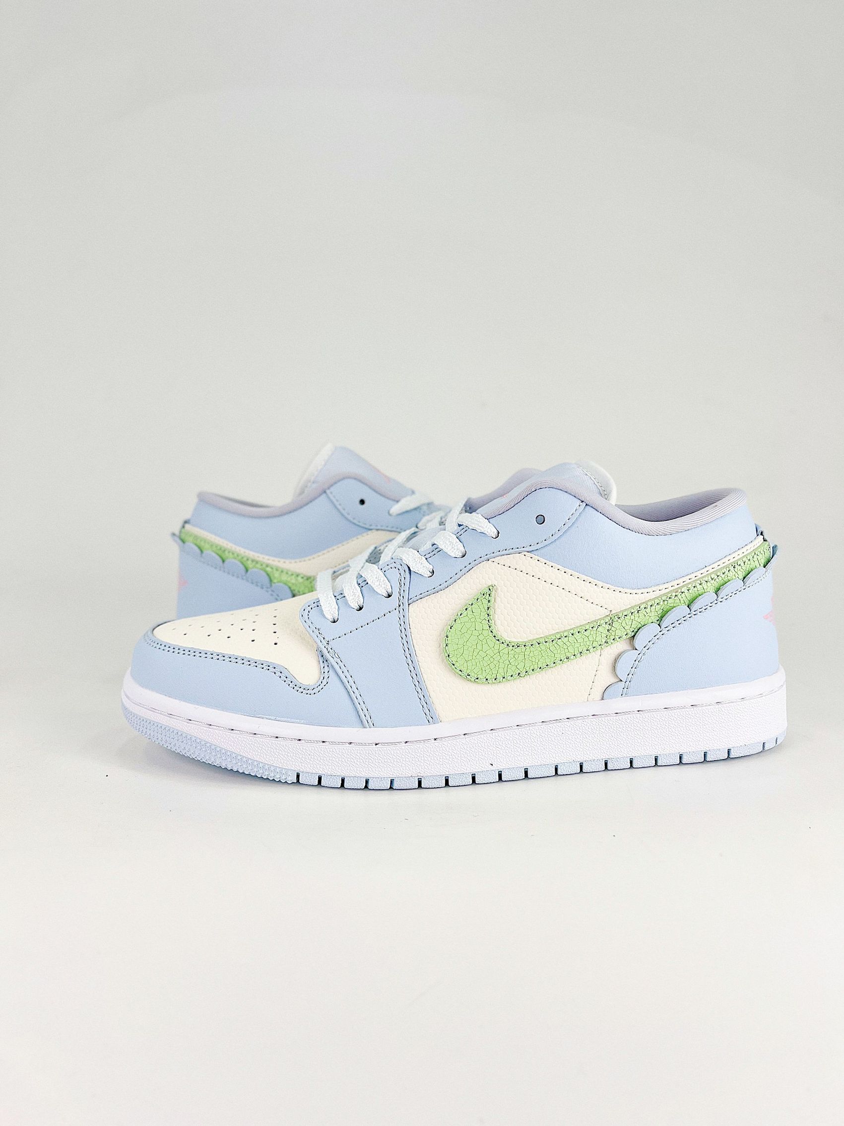 AJ 1 Low SE ‘Half Blue Sail’ IB7113-403 AJ 1 Low SE ‘Half Blue Sail’ IB7113-403