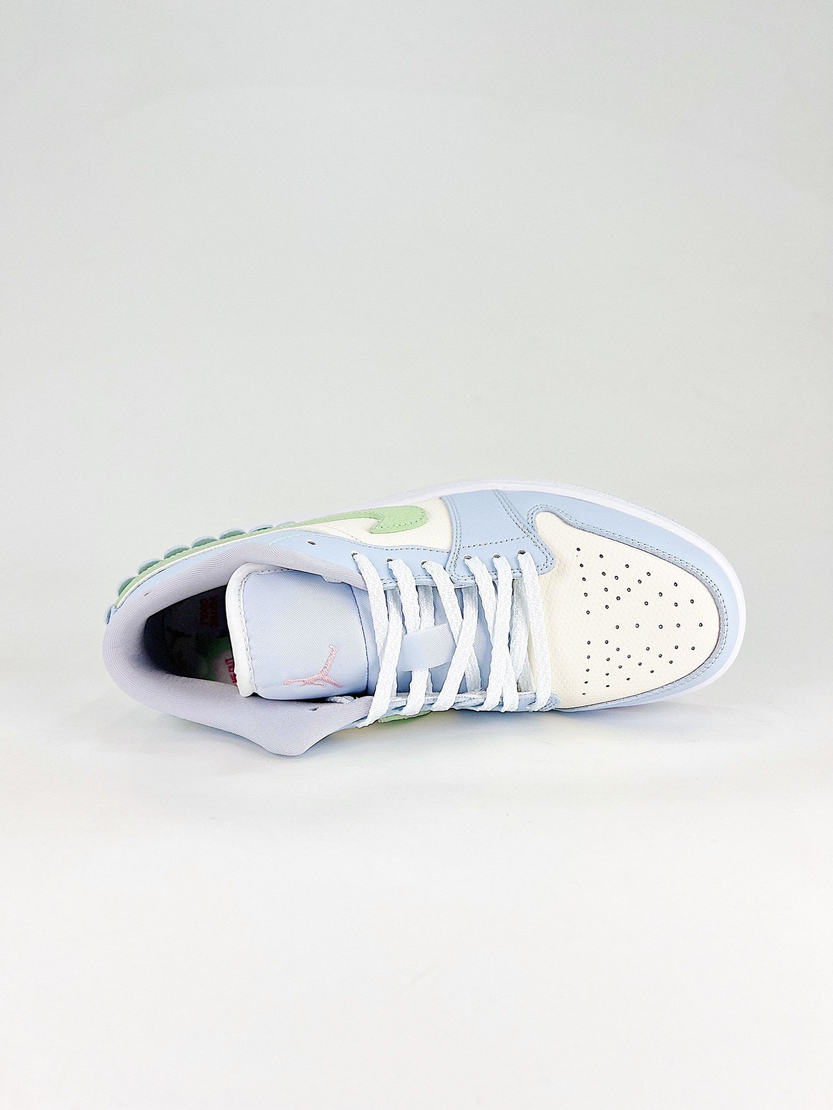 AJ 1 Low SE ‘Half Blue Sail’ IB7113-403 AJ 1 Low SE ‘Half Blue Sail’ IB7113-403