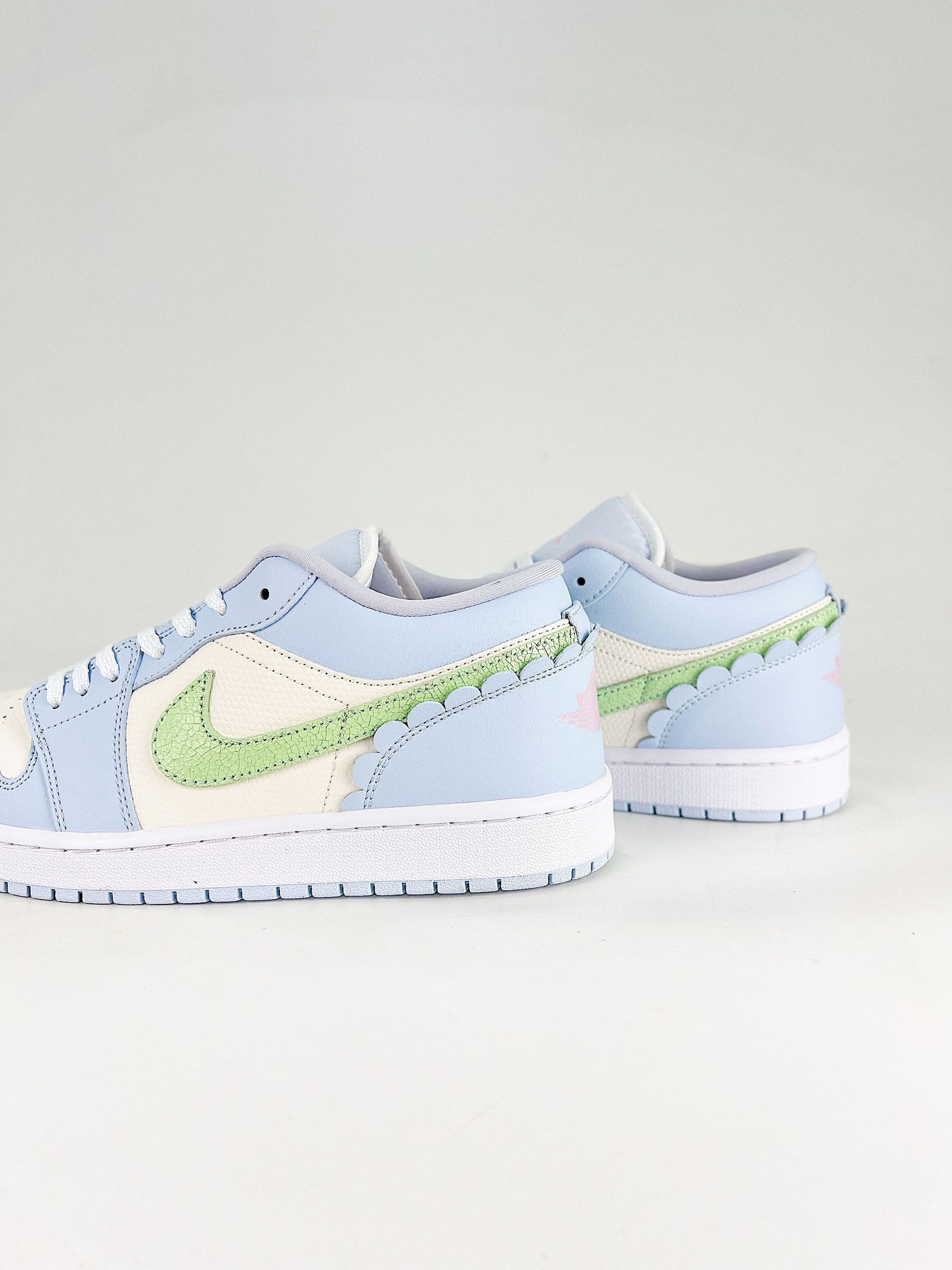AJ 1 Low SE ‘Half Blue Sail’ IB7113-403 AJ 1 Low SE ‘Half Blue Sail’ IB7113-403