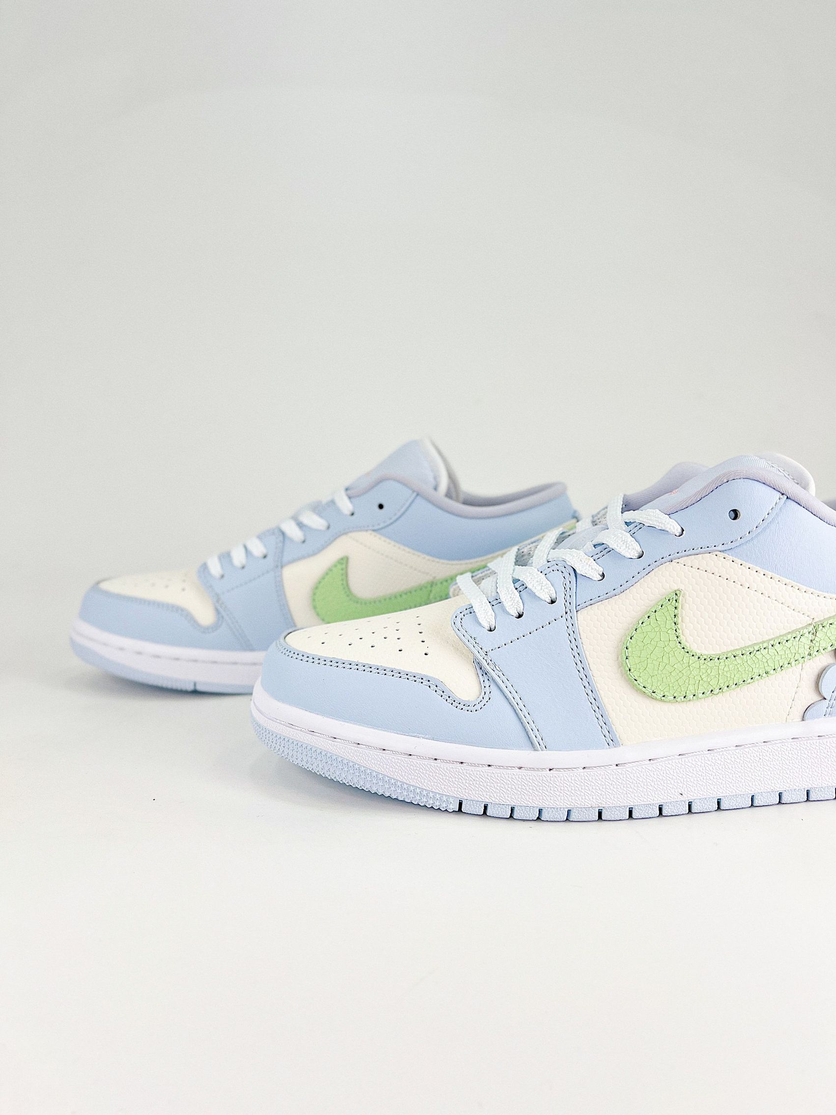 AJ 1 Low SE ‘Half Blue Sail’ IB7113-403 AJ 1 Low SE ‘Half Blue Sail’ IB7113-403