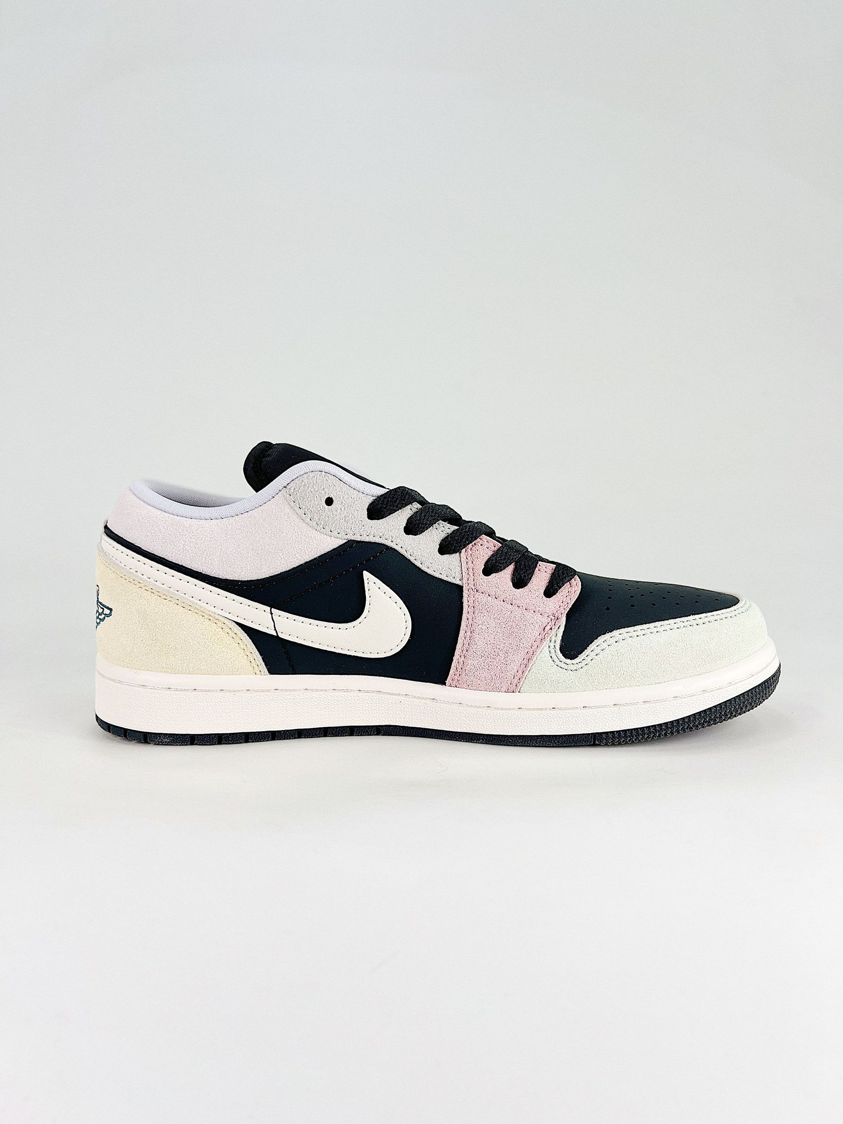 AJ 1 Low ‘Anthracite Muslin’ IB7109-004 AJ 1 Low ‘Anthracite Muslin’ IB7109-004