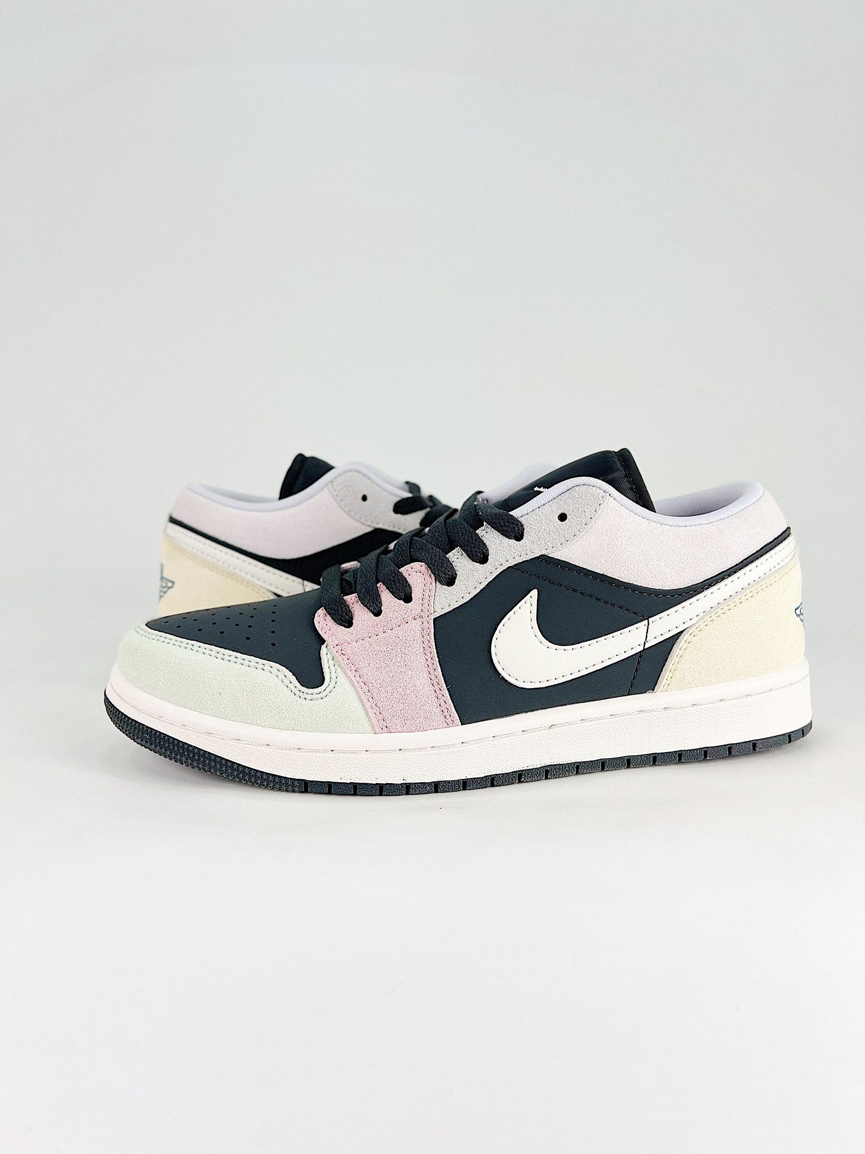 AJ 1 Low ‘Anthracite Muslin’ IB7109-004 AJ 1 Low ‘Anthracite Muslin’ IB7109-004