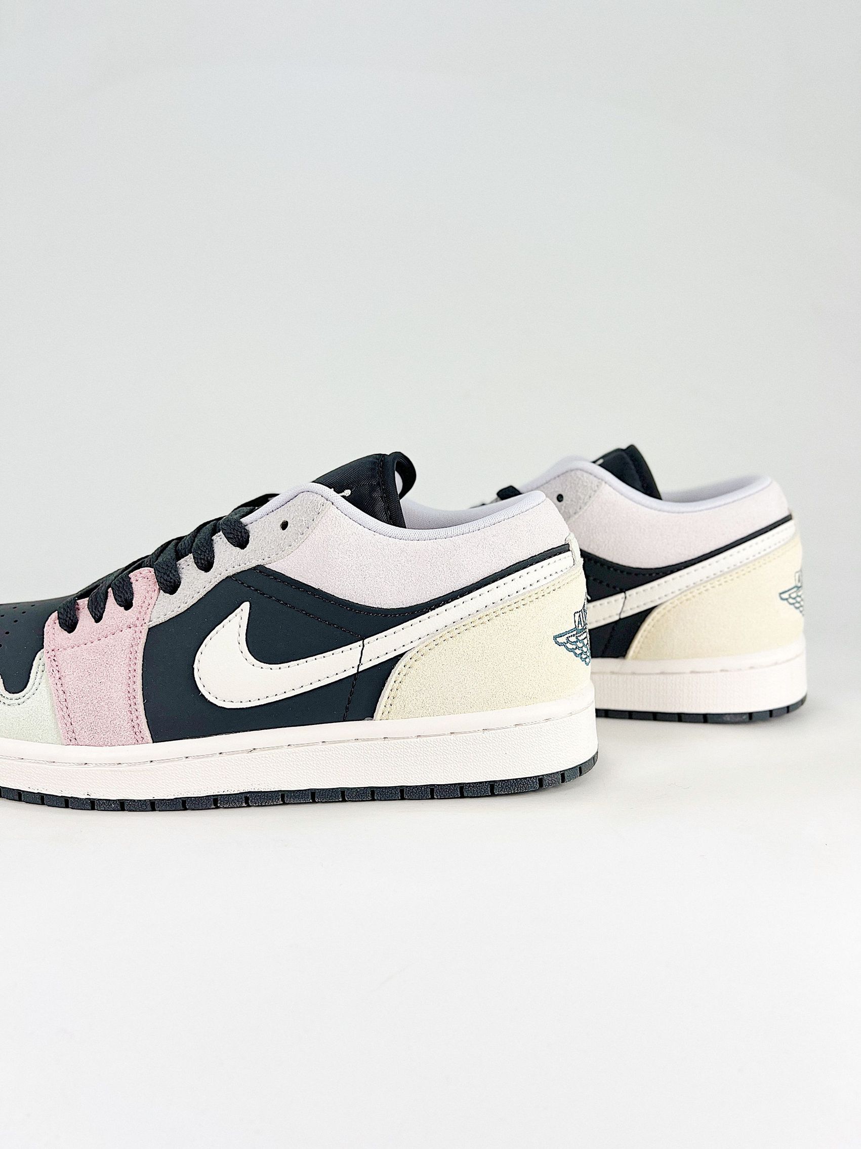 AJ 1 Low ‘Anthracite Muslin’ IB7109-004 AJ 1 Low ‘Anthracite Muslin’ IB7109-004