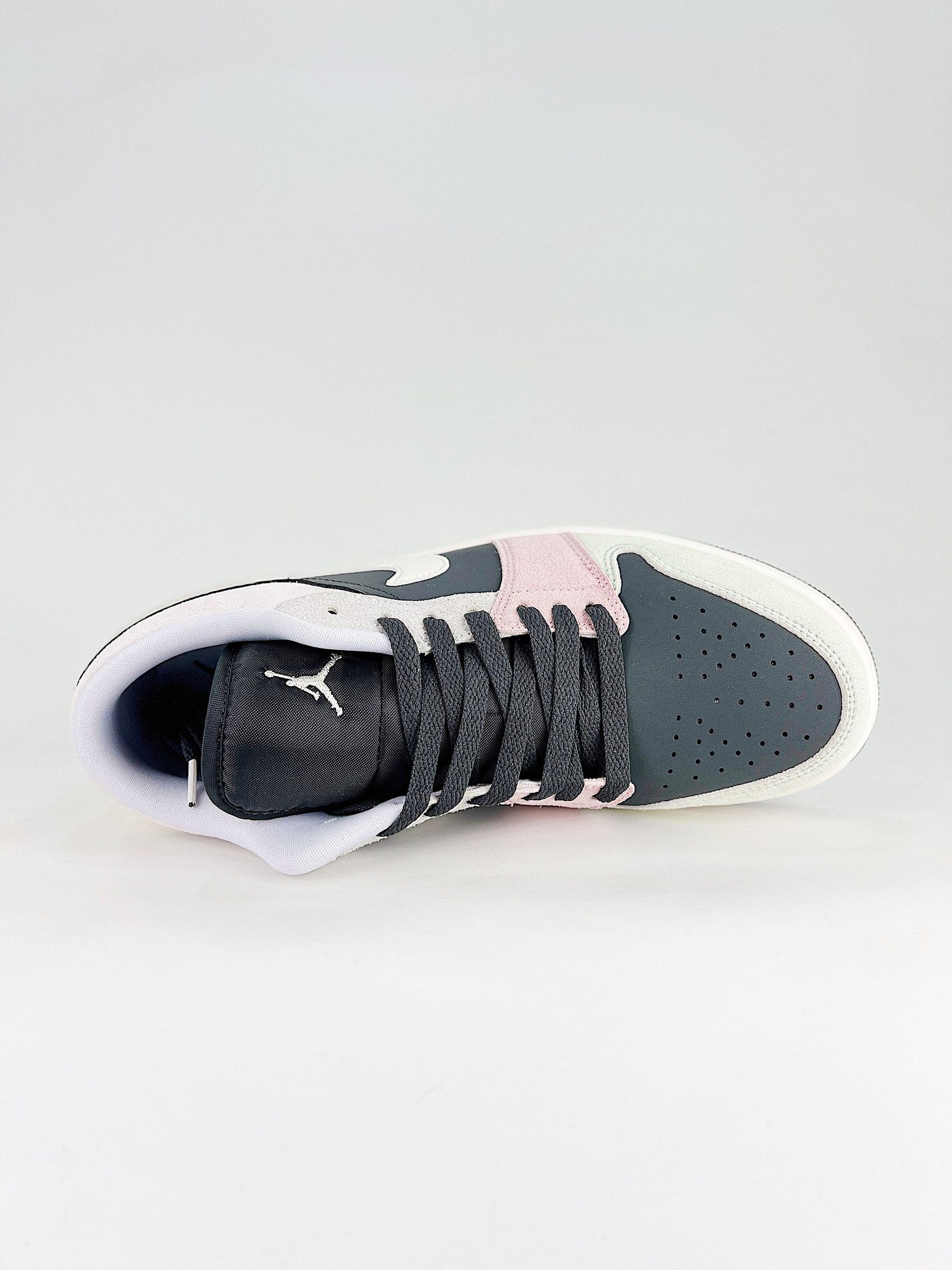 AJ 1 Low ‘Anthracite Muslin’ IB7109-004 AJ 1 Low ‘Anthracite Muslin’ IB7109-004