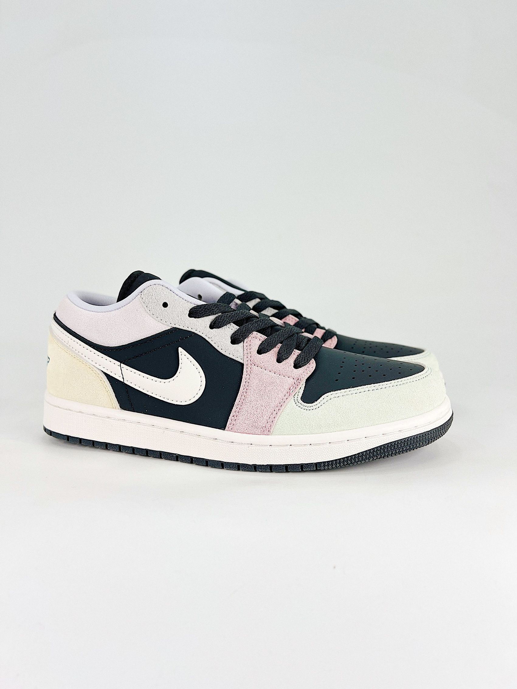 AJ 1 Low ‘Anthracite Muslin’ IB7109-004 AJ 1 Low ‘Anthracite Muslin’ IB7109-004
