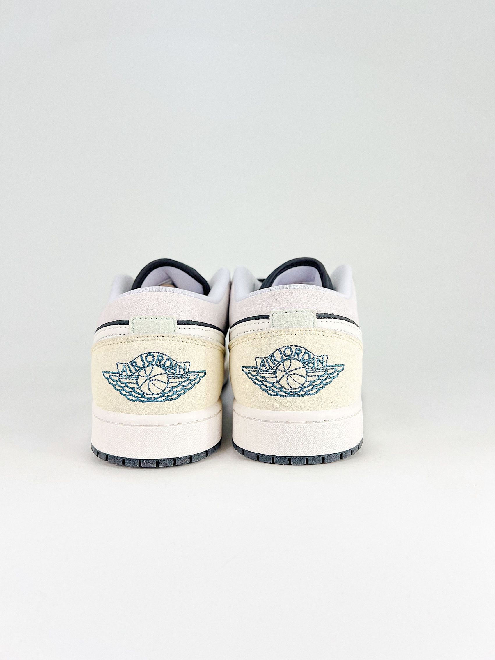 AJ 1 Low ‘Anthracite Muslin’ IB7109-004 AJ 1 Low ‘Anthracite Muslin’ IB7109-004