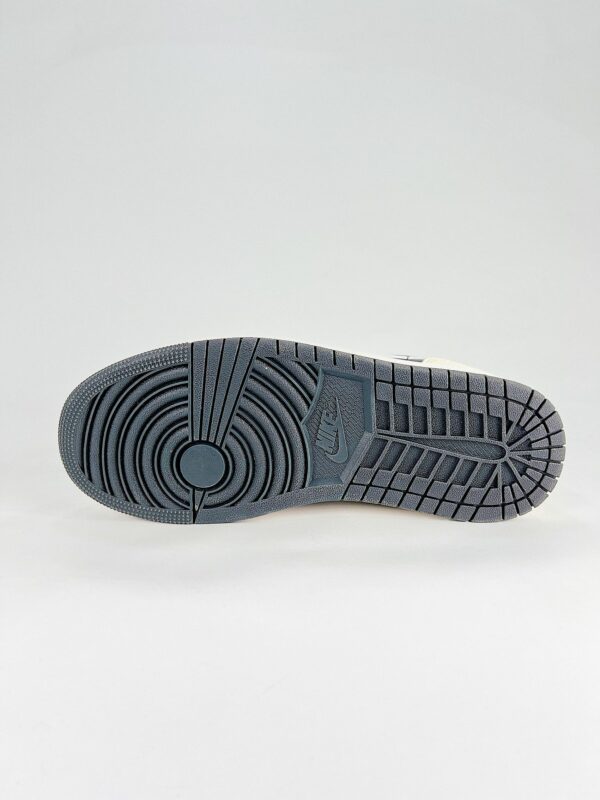 AJ 1 Low ‘Anthracite Muslin’ IB7109-004 AJ 1 Low ‘Anthracite Muslin’ IB7109-004