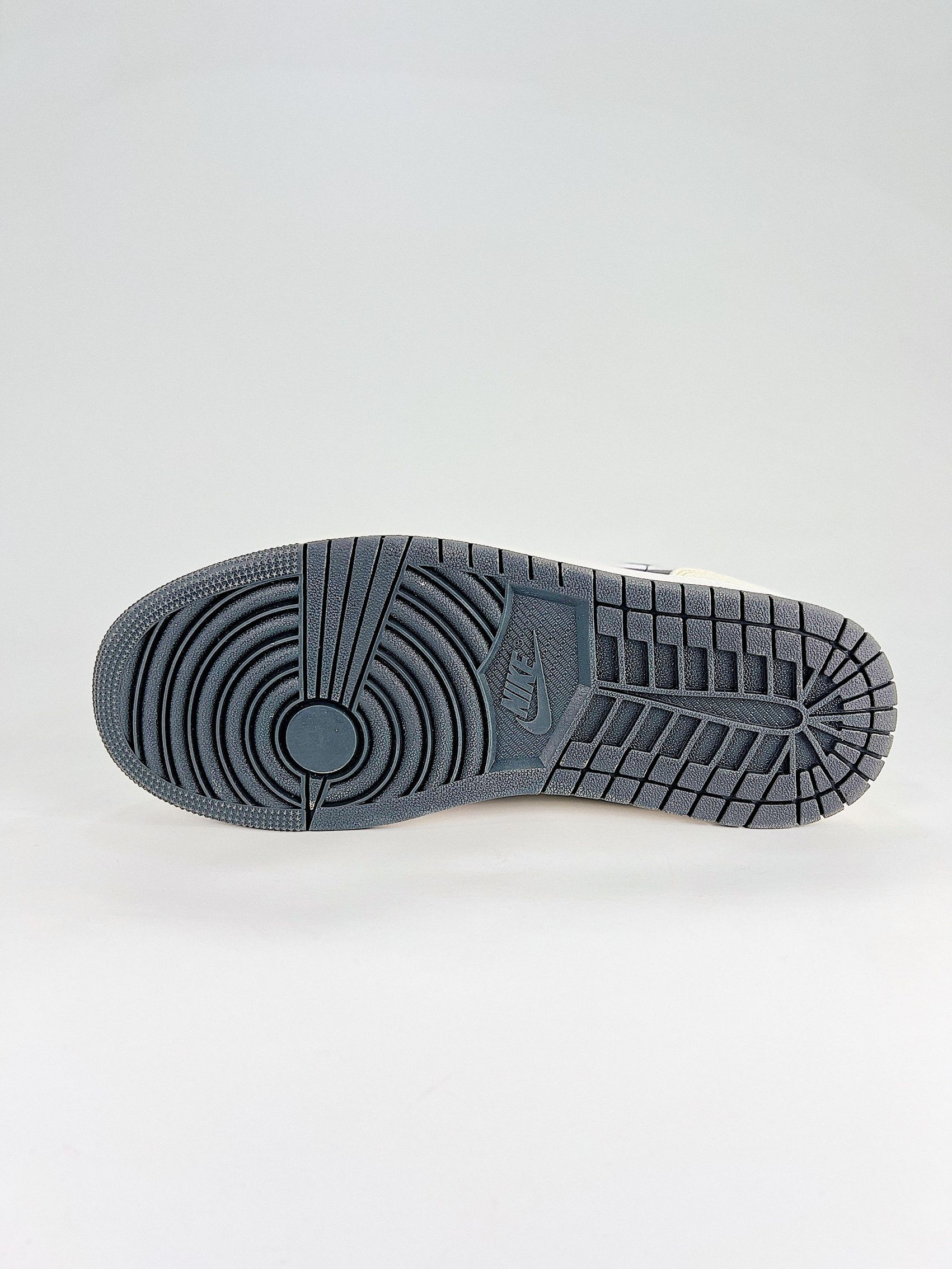 AJ 1 Low ‘Anthracite Muslin’ IB7109-004 AJ 1 Low ‘Anthracite Muslin’ IB7109-004