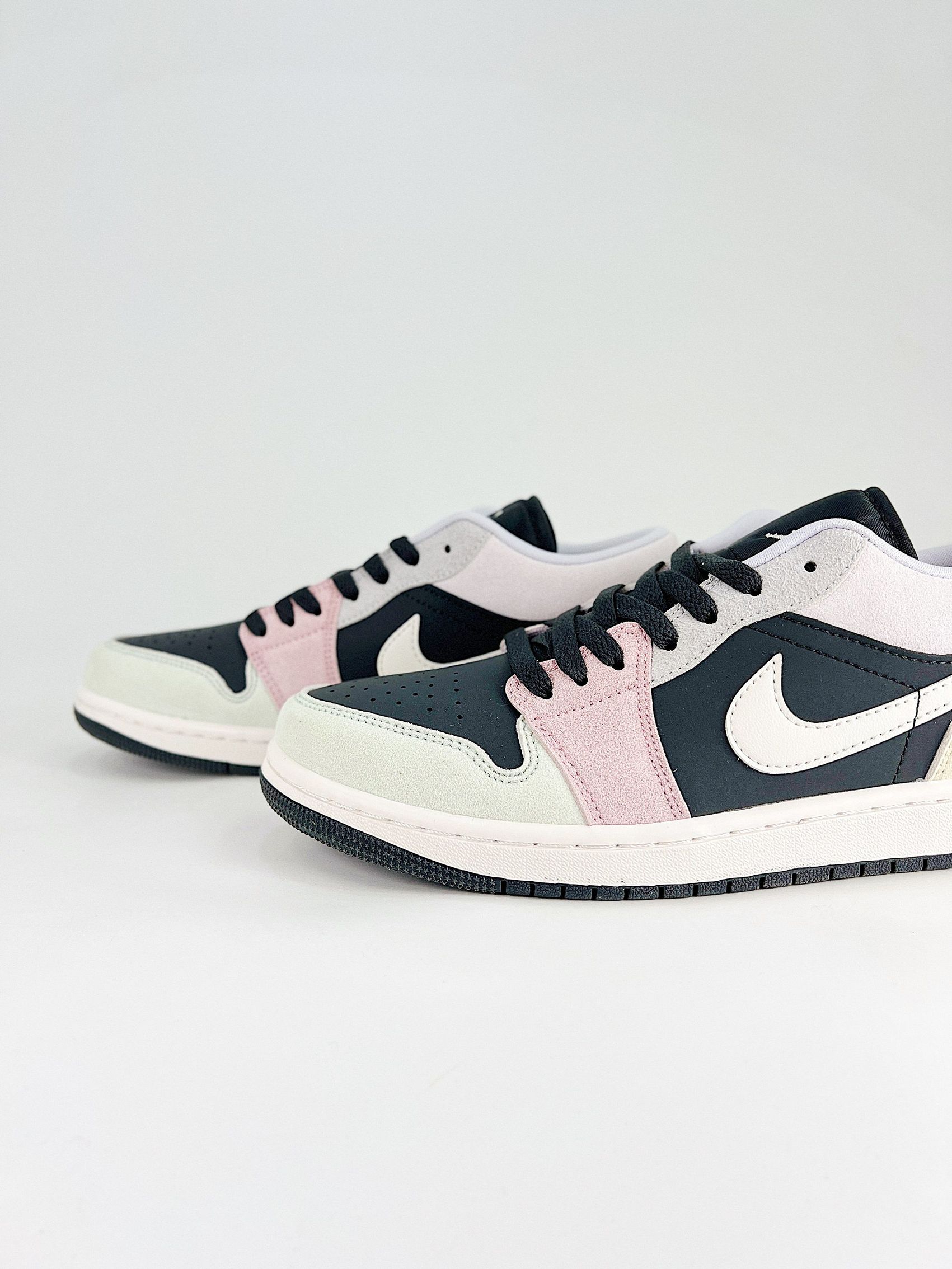 AJ 1 Low ‘Anthracite Muslin’ IB7109-004 AJ 1 Low ‘Anthracite Muslin’ IB7109-004