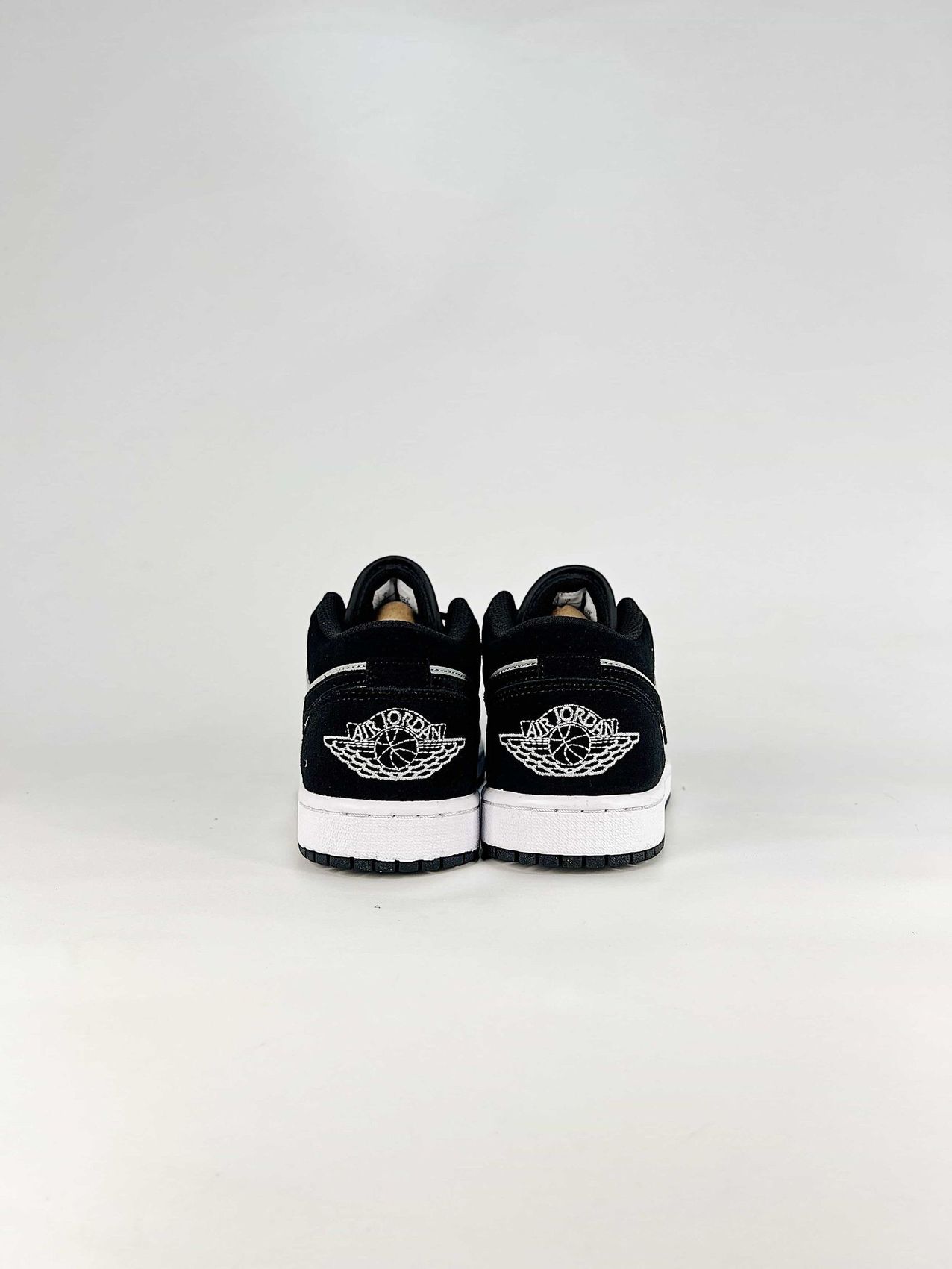 AJ 1 Low ‘Black Light Smoke Grey’ 553558-048 AJ 1 Low ‘Black Light Smoke Grey’ 553558-048