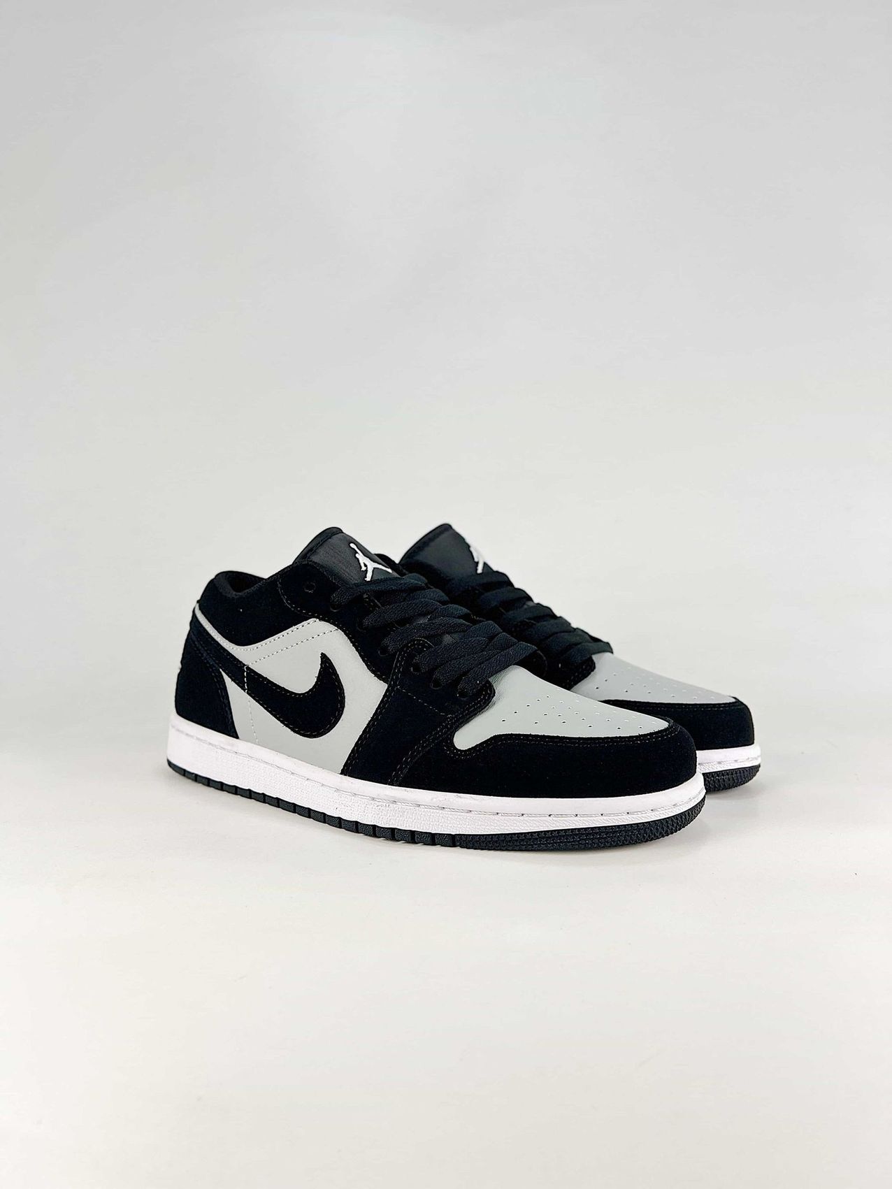 AJ 1 Low ‘Black Light Smoke Grey’ 553558-048 AJ 1 Low ‘Black Light Smoke Grey’ 553558-048