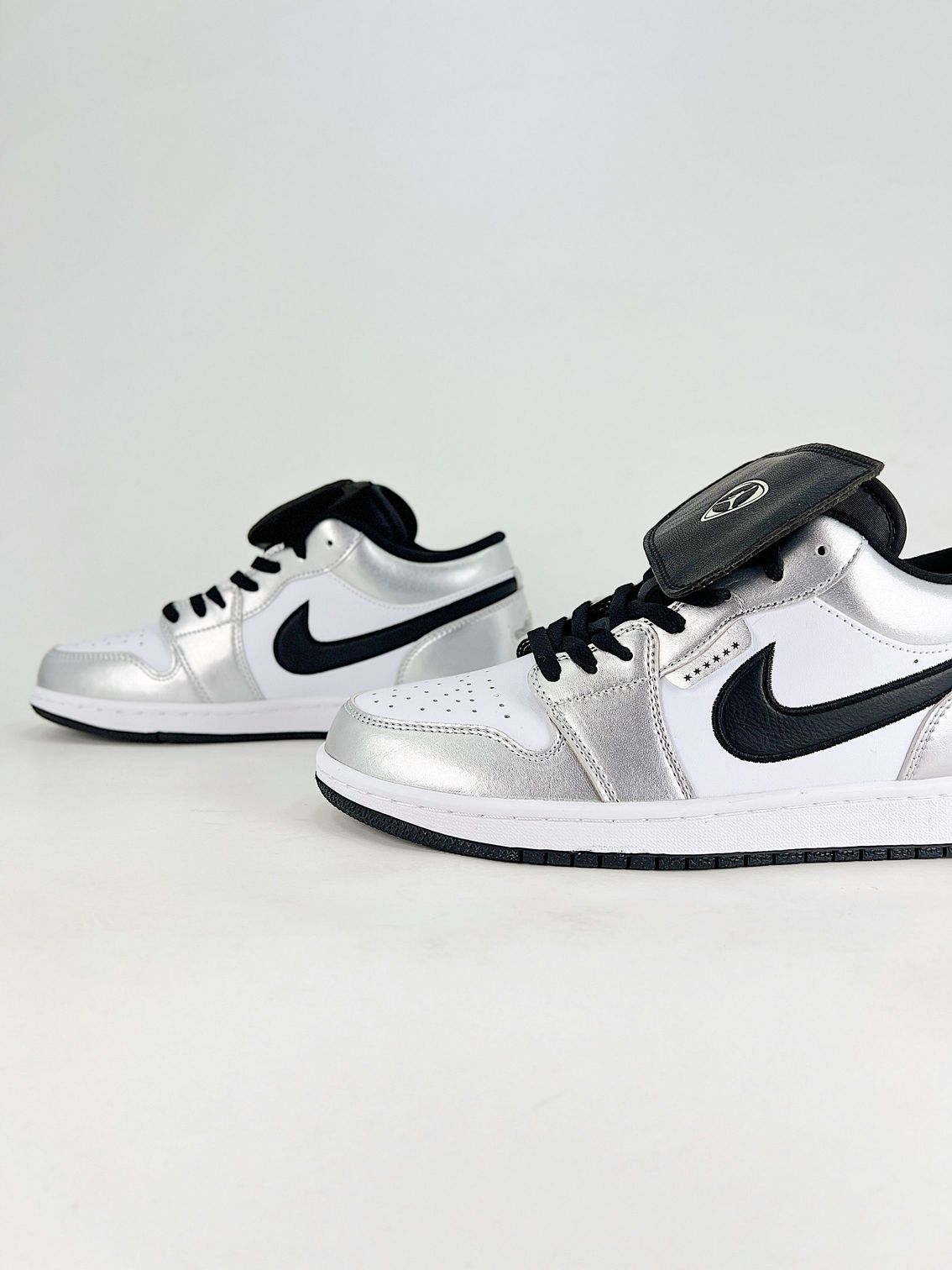 AJ 1 Low SE ‘Metallic Silver Tiempo’ IR2278-100 AJ 1 Low SE ‘Metallic Silver Tiempo’ IR2278-100