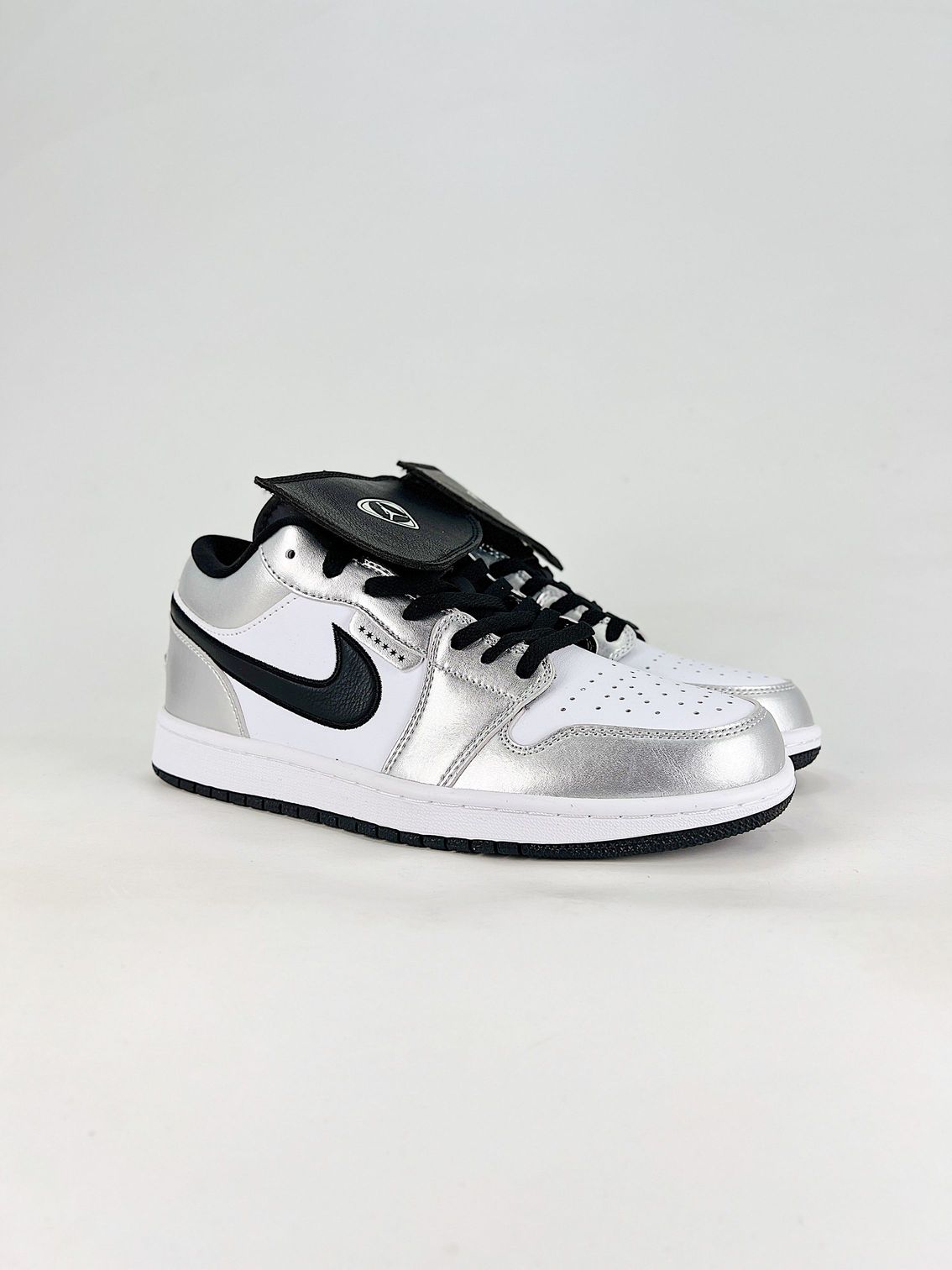 AJ 1 Low SE ‘Metallic Silver Tiempo’ IR2278-100 AJ 1 Low SE ‘Metallic Silver Tiempo’ IR2278-100
