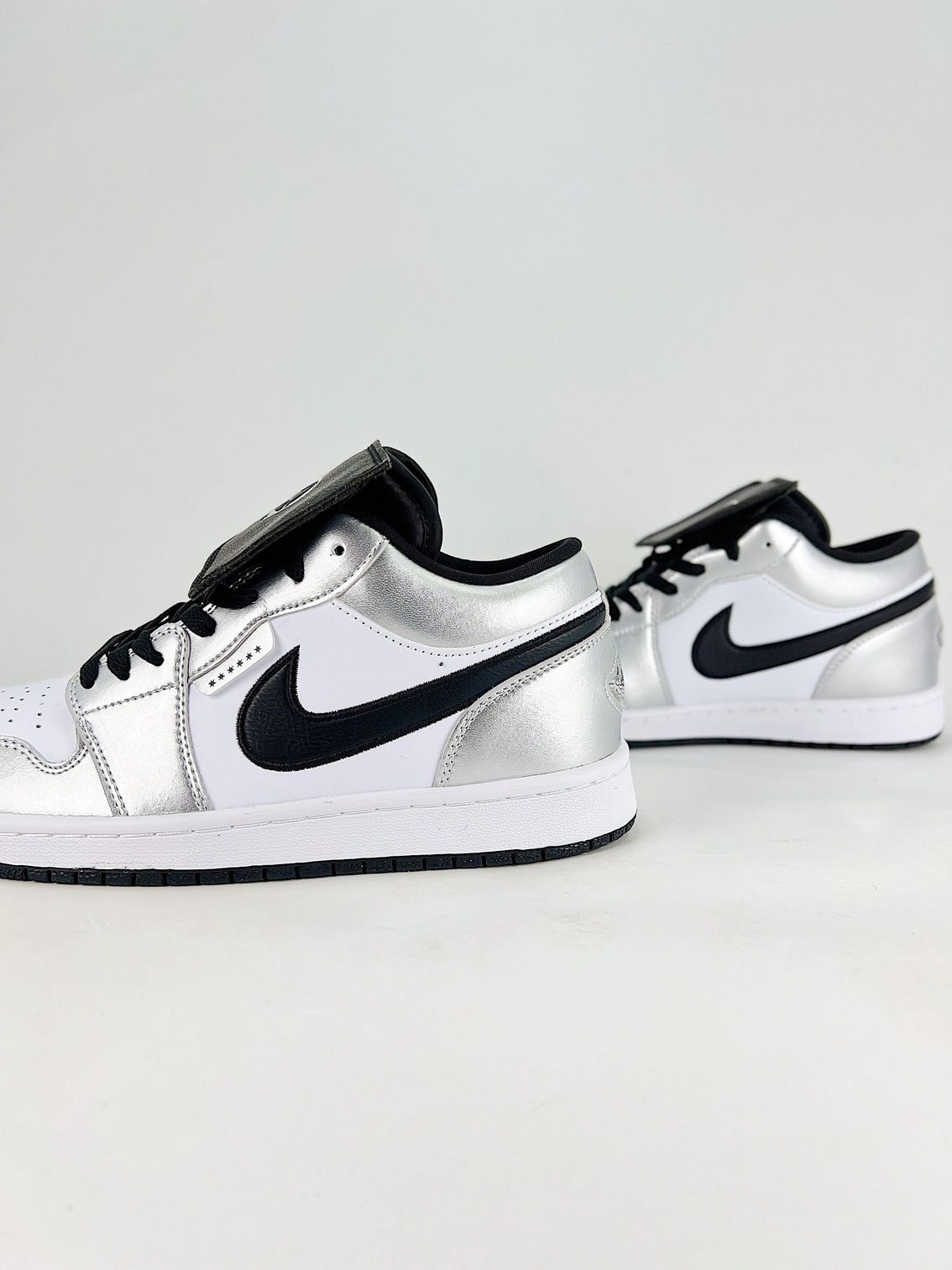 AJ 1 Low SE ‘Metallic Silver Tiempo’ IR2278-100 AJ 1 Low SE ‘Metallic Silver Tiempo’ IR2278-100
