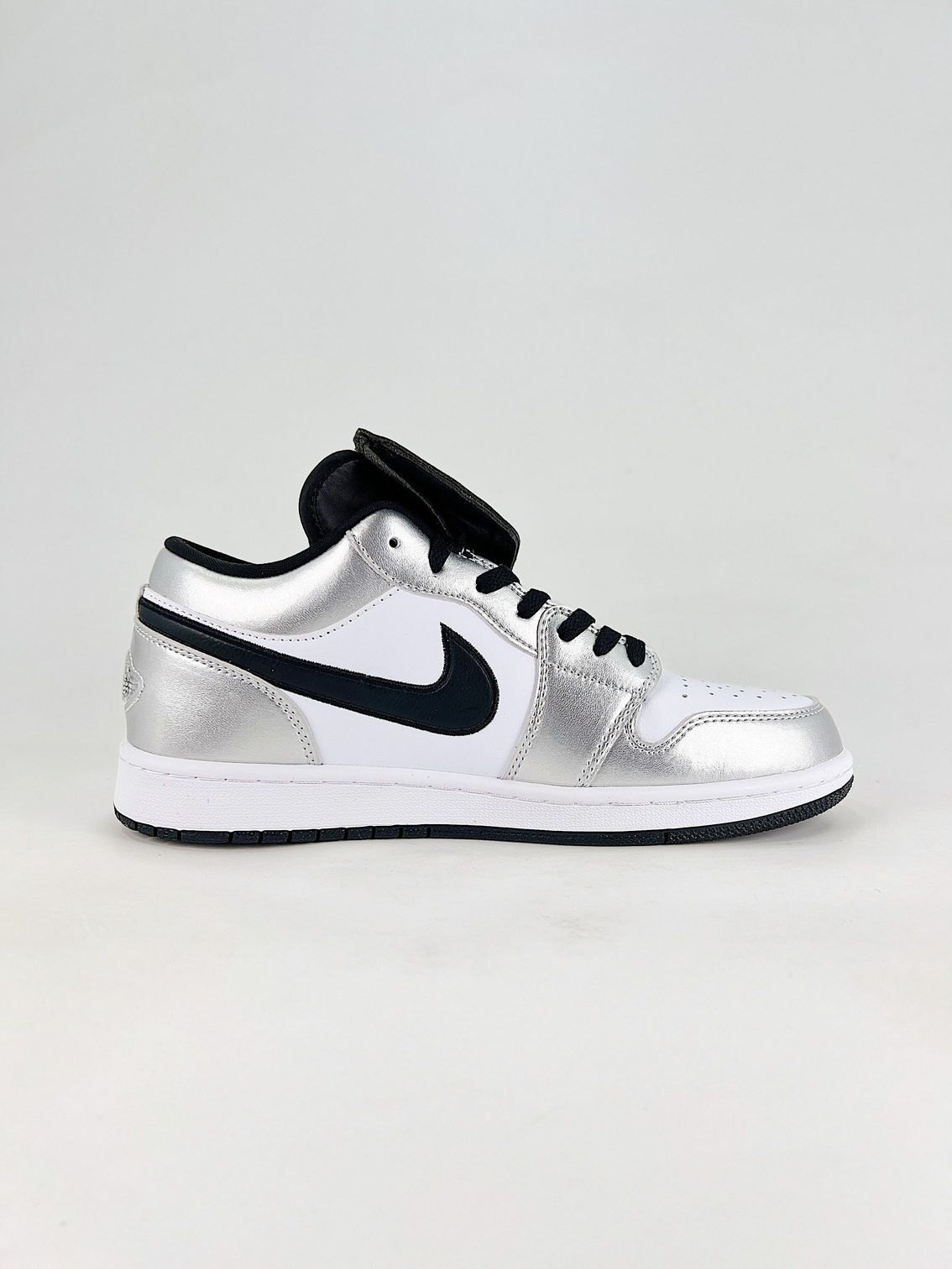 AJ 1 Low SE ‘Metallic Silver Tiempo’ IR2278-100 AJ 1 Low SE ‘Metallic Silver Tiempo’ IR2278-100