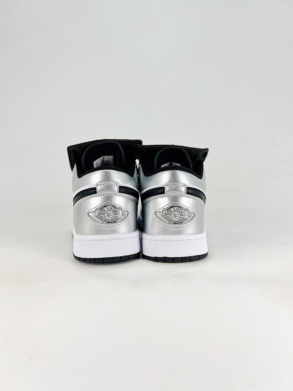 AJ 1 Low SE ‘Metallic Silver Tiempo’ IR2278-100 AJ 1 Low SE ‘Metallic Silver Tiempo’ IR2278-100