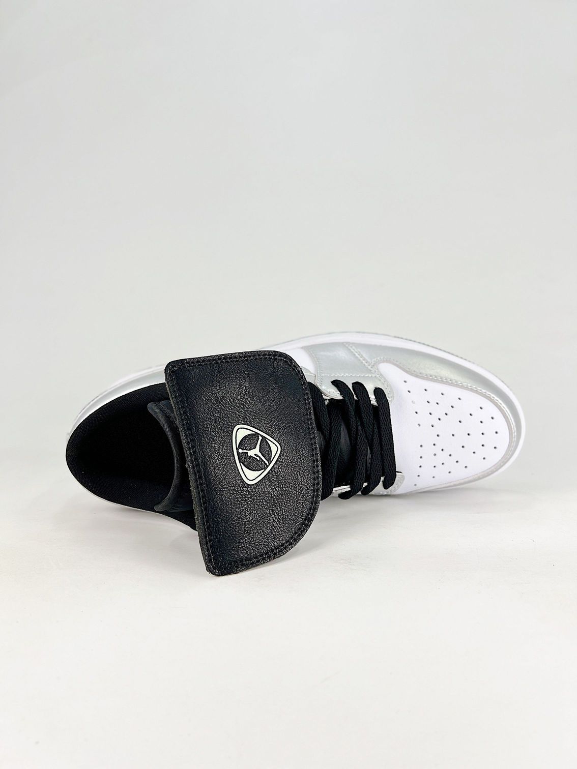 AJ 1 Low SE ‘Metallic Silver Tiempo’ IR2278-100 AJ 1 Low SE ‘Metallic Silver Tiempo’ IR2278-100