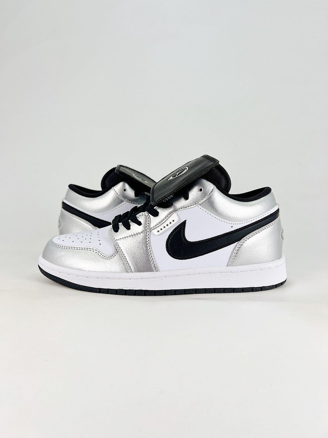 AJ 1 Low SE ‘Metallic Silver Tiempo’ IR2278-100 AJ 1 Low SE ‘Metallic Silver Tiempo’ IR2278-100