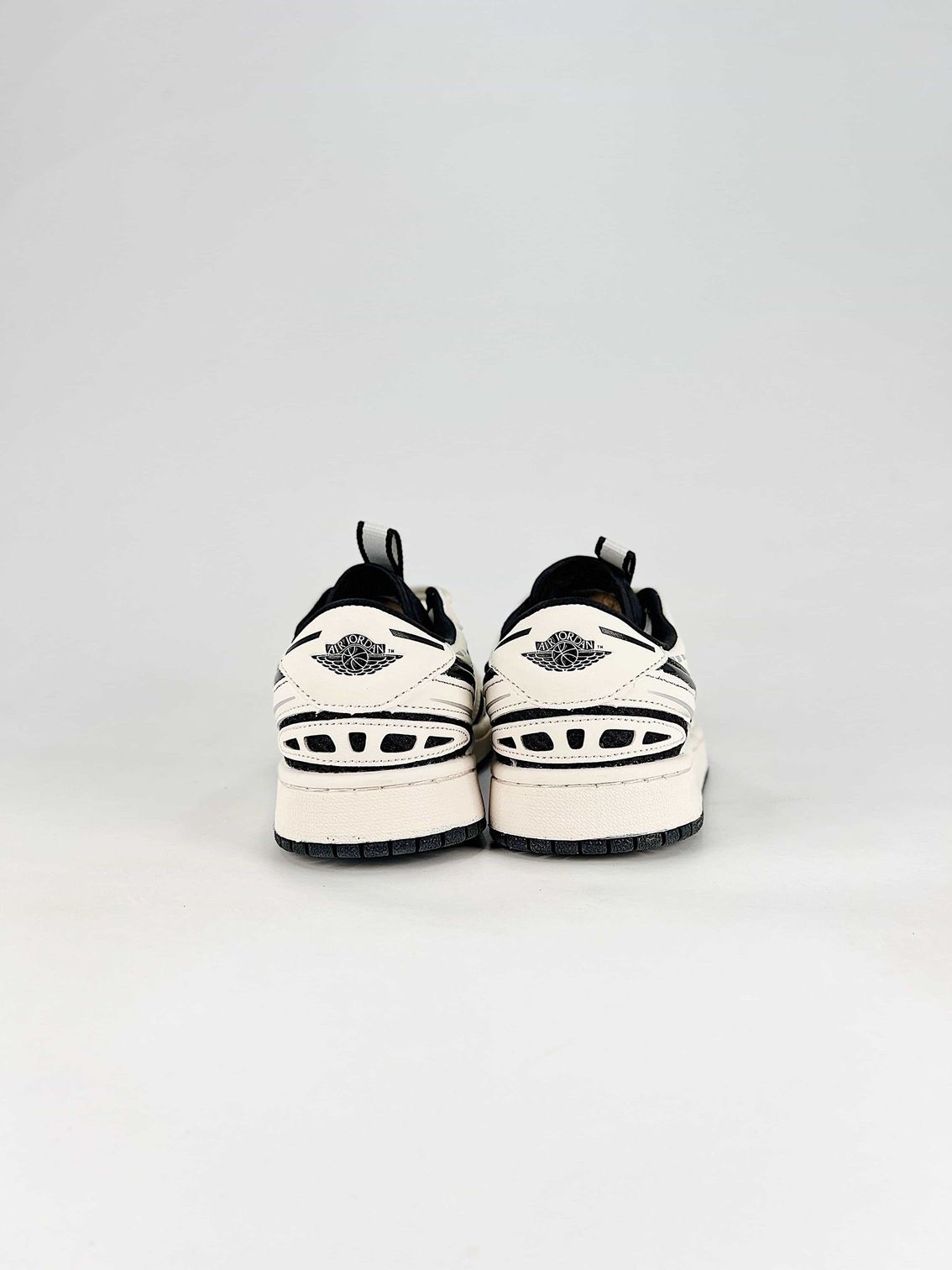 AJ 1 Low Method of Make V3 ‘Sail Black’ HQ2186-001 AJ 1 Low Method of Make V3 ‘Sail Black’ HQ2186-001