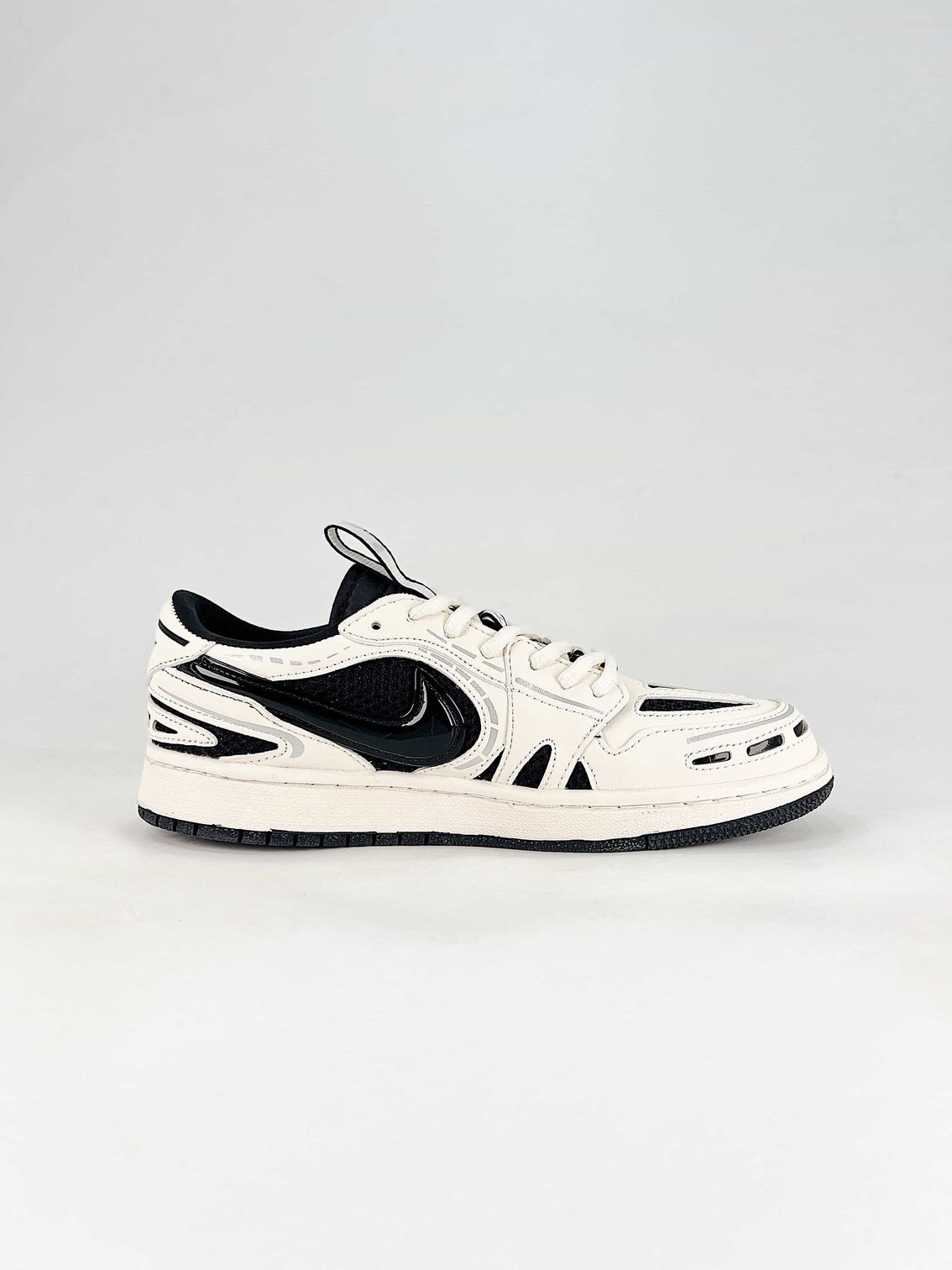 AJ 1 Low Method of Make V3 ‘Sail Black’ HQ2186-001 AJ 1 Low Method of Make V3 ‘Sail Black’ HQ2186-001