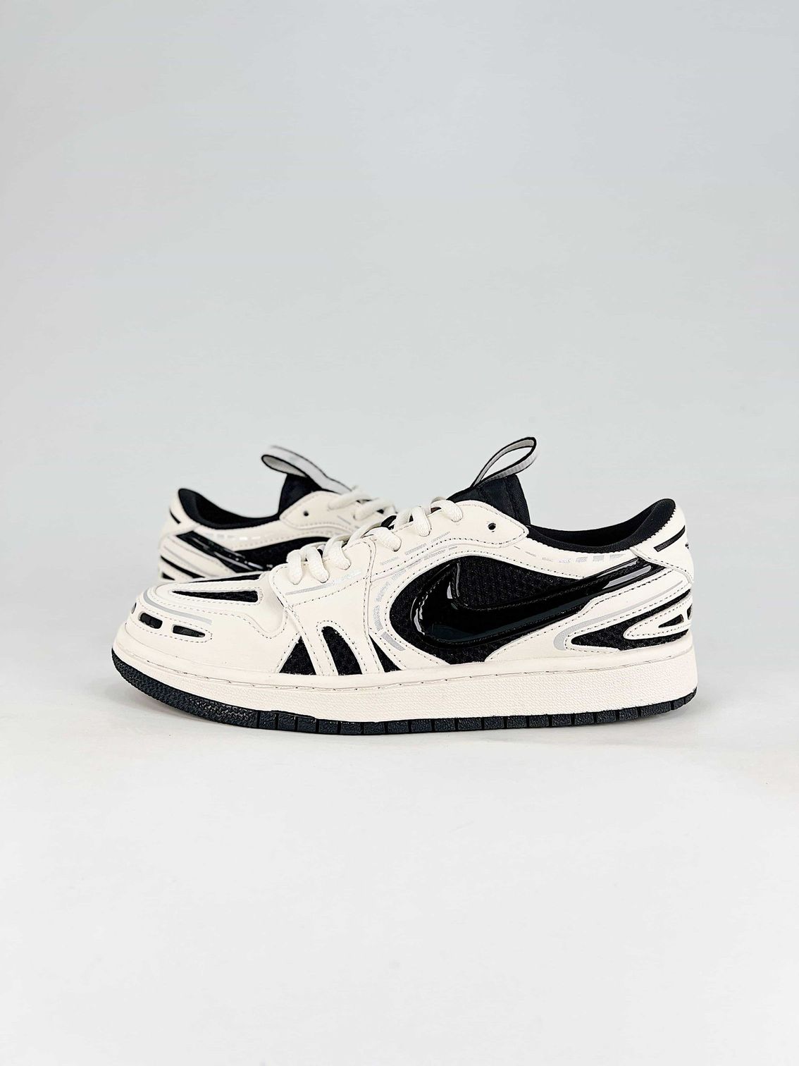 AJ 1 Low Method of Make V3 ‘Sail Black’ HQ2186-001 AJ 1 Low Method of Make V3 ‘Sail Black’ HQ2186-001