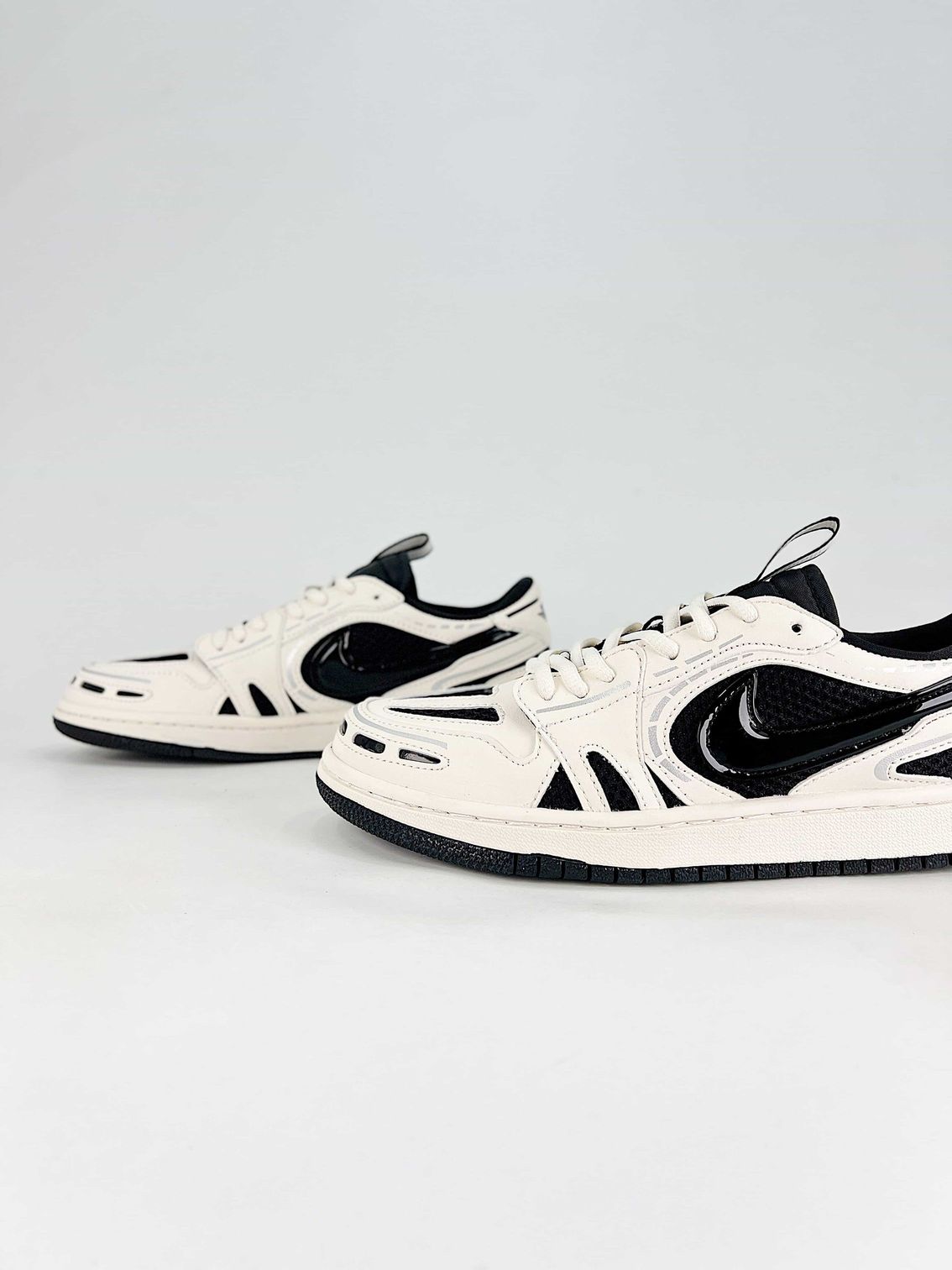 AJ 1 Low Method of Make V3 ‘Sail Black’ HQ2186-001 AJ 1 Low Method of Make V3 ‘Sail Black’ HQ2186-001