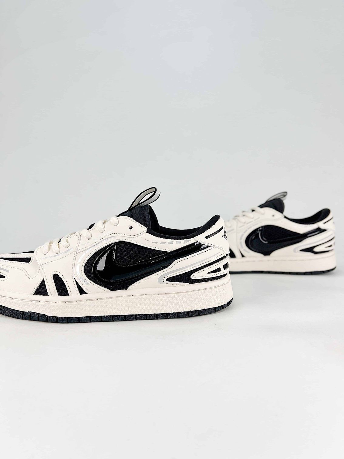 AJ 1 Low Method of Make V3 ‘Sail Black’ HQ2186-001 AJ 1 Low Method of Make V3 ‘Sail Black’ HQ2186-001