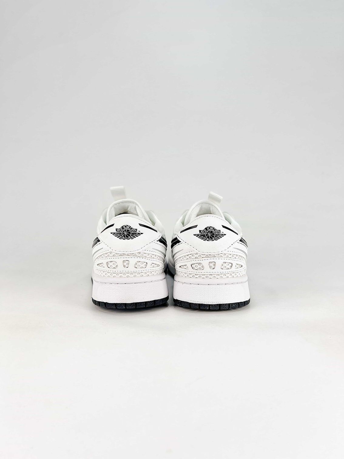 AJ 1 Low Method of Make V3 ‘White Black’ HQ2186-001 AJ 1 Low Method of Make V3 ‘White Black’ HQ2186-001