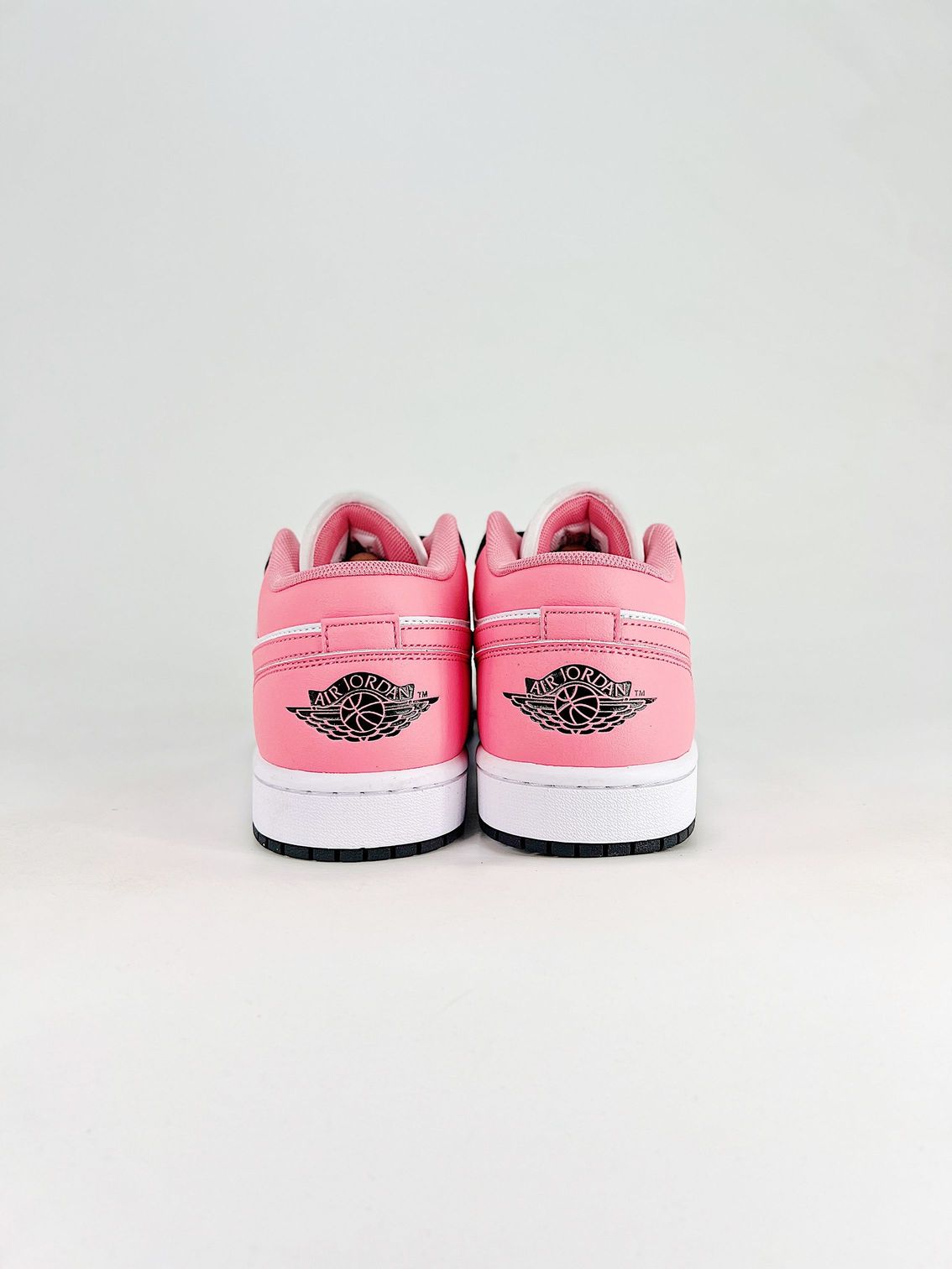 AJ 1 Low ‘Black Pink Gaze’ 553560-025 AJ 1 Low ‘Black Pink Gaze’ 553560-025