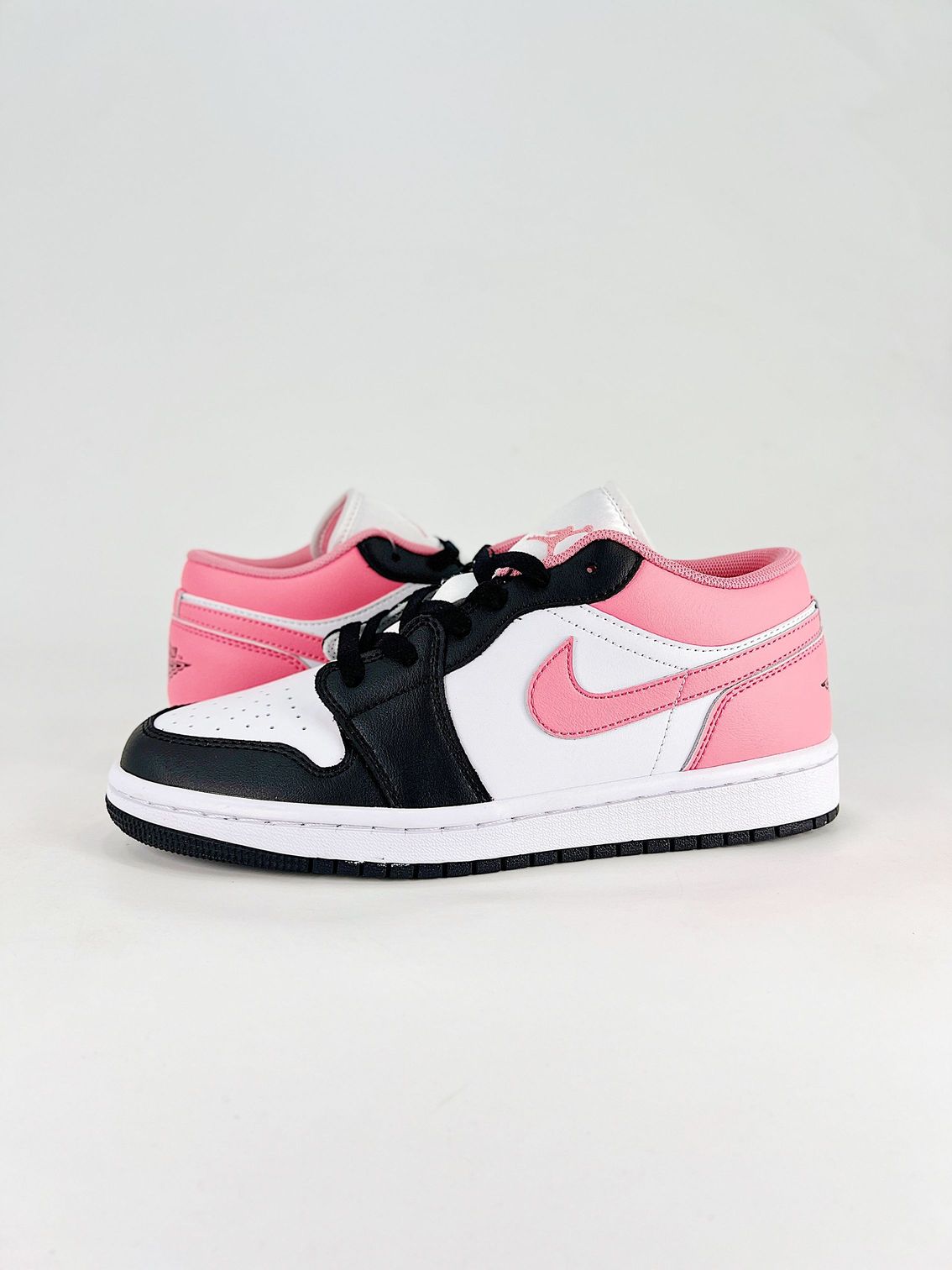 AJ 1 Low ‘Black Pink Gaze’ 553560-025 AJ 1 Low ‘Black Pink Gaze’ 553560-025