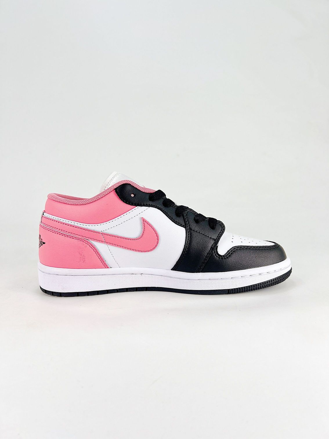 AJ 1 Low ‘Black Pink Gaze’ 553560-025 AJ 1 Low ‘Black Pink Gaze’ 553560-025