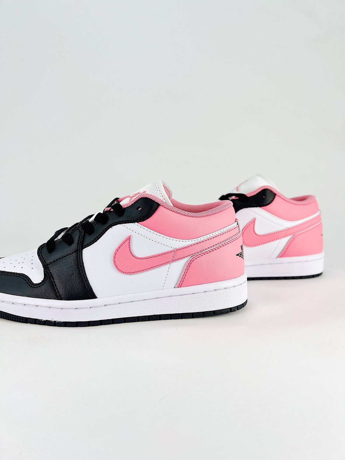 AJ 1 Low ‘Black Pink Gaze’ 553560-025 AJ 1 Low ‘Black Pink Gaze’ 553560-025