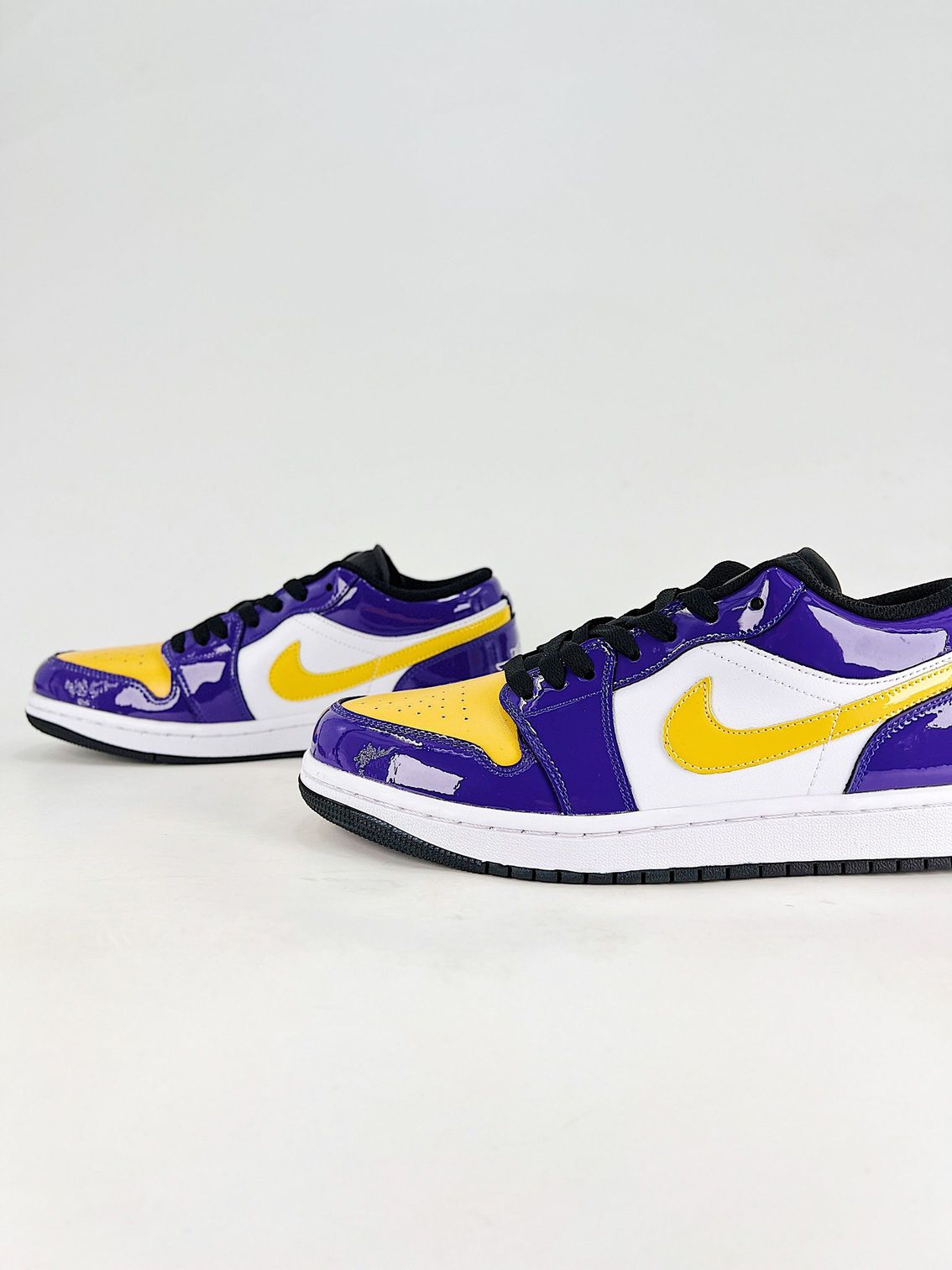AJ 1 Low SE ‘Lakers’ IQ9389-547 AJ 1 Low SE ‘Lakers’ IQ9389-547