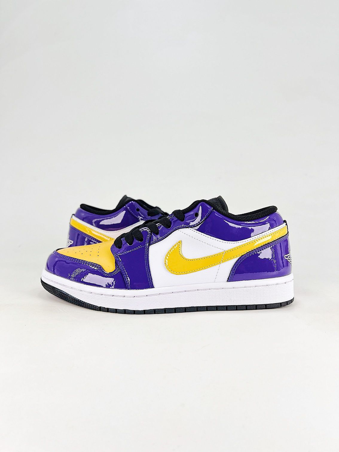AJ 1 Low SE ‘Lakers’ IQ9389-547 AJ 1 Low SE ‘Lakers’ IQ9389-547